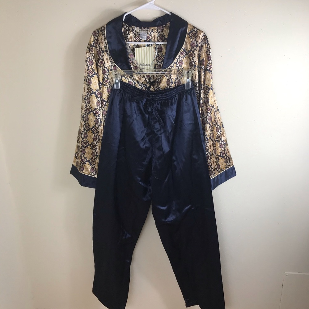 NWT La Beaux  Pajama Set